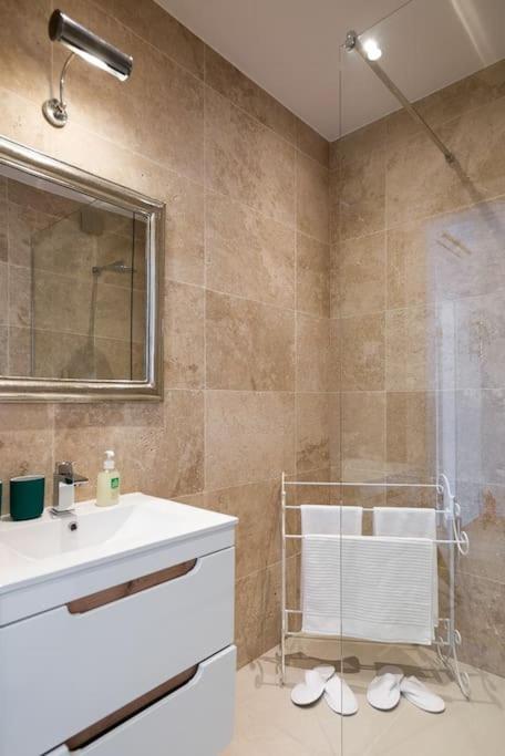 Charming Apartment In Perfect Location Krakkó Kültér fotó